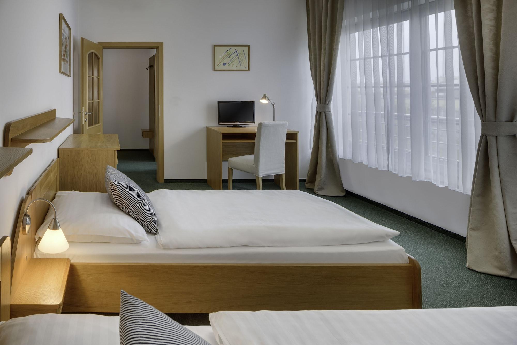 Hotel Oya ปราก ภายนอก รูปภาพ