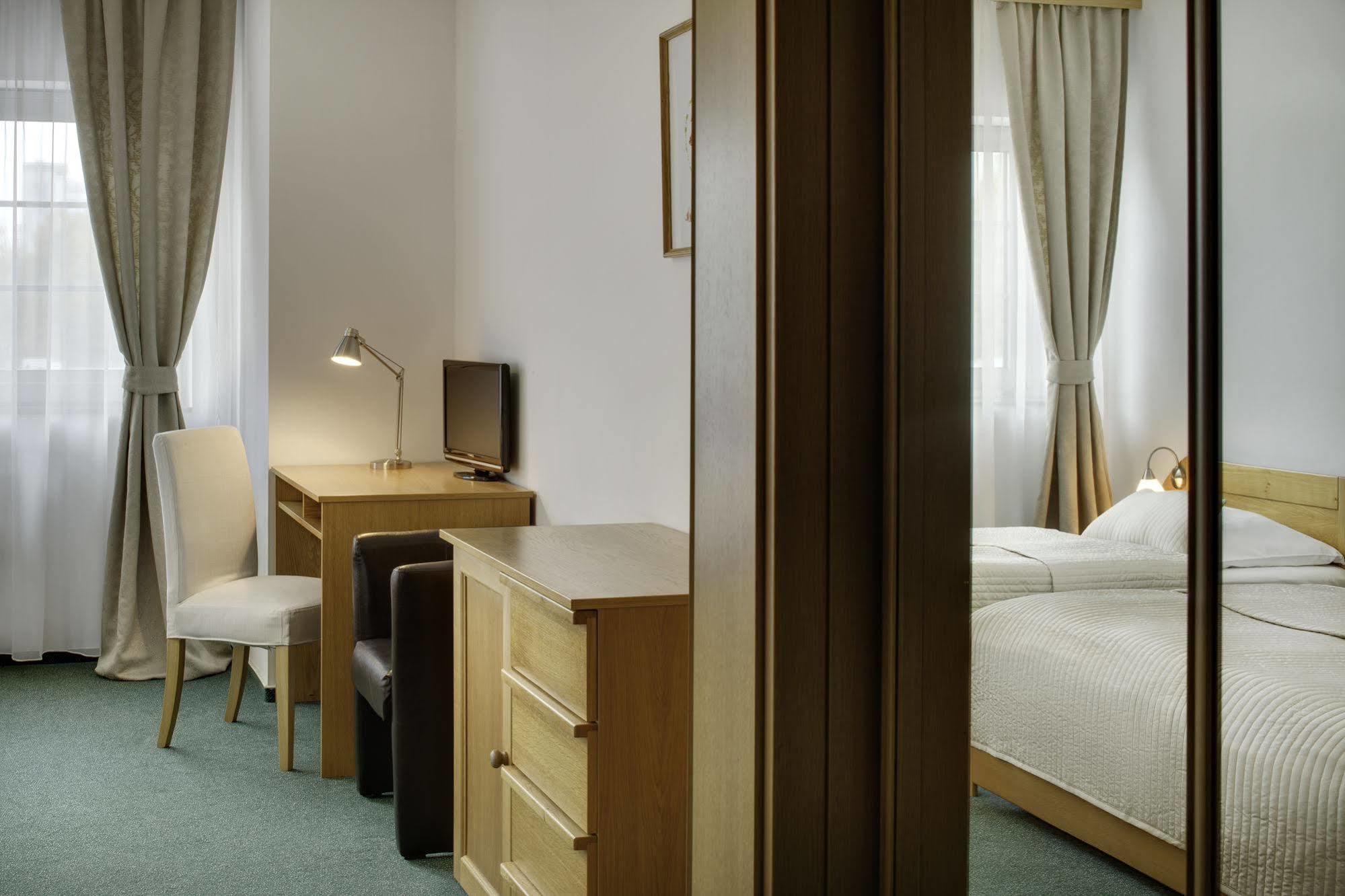 Hotel Oya ปราก ภายนอก รูปภาพ