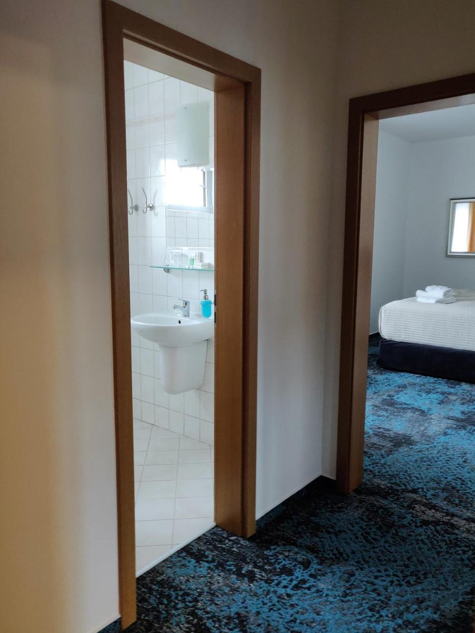 Hotel Oya ปราก ภายนอก รูปภาพ